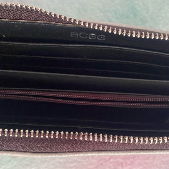 🤍BCBG🤍Wristlet Wallet in Silver. - Picture 7 of 10